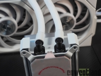 Cliquez pour agrandir LIAN LI HydroShift II LCD-S 360 TL, de bonnes id�es avec des mais