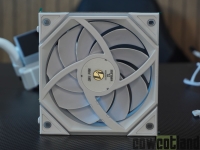 Cliquez pour agrandir LIAN LI HydroShift II LCD-S 360 TL, de bonnes id�es avec des mais