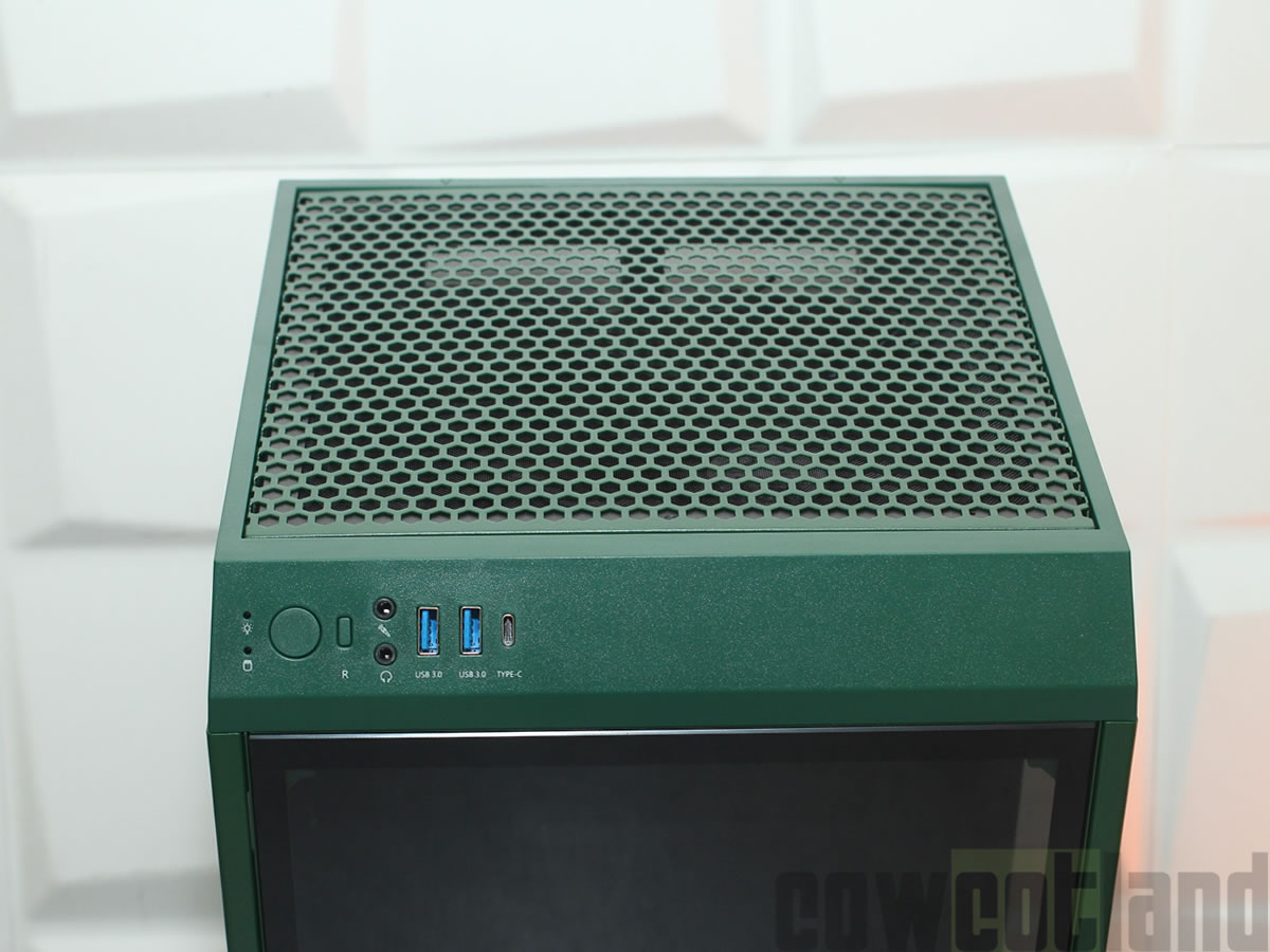Image 46597, galerie Test boitier Thermaltake TOWER 100 RACING GREEN : So British