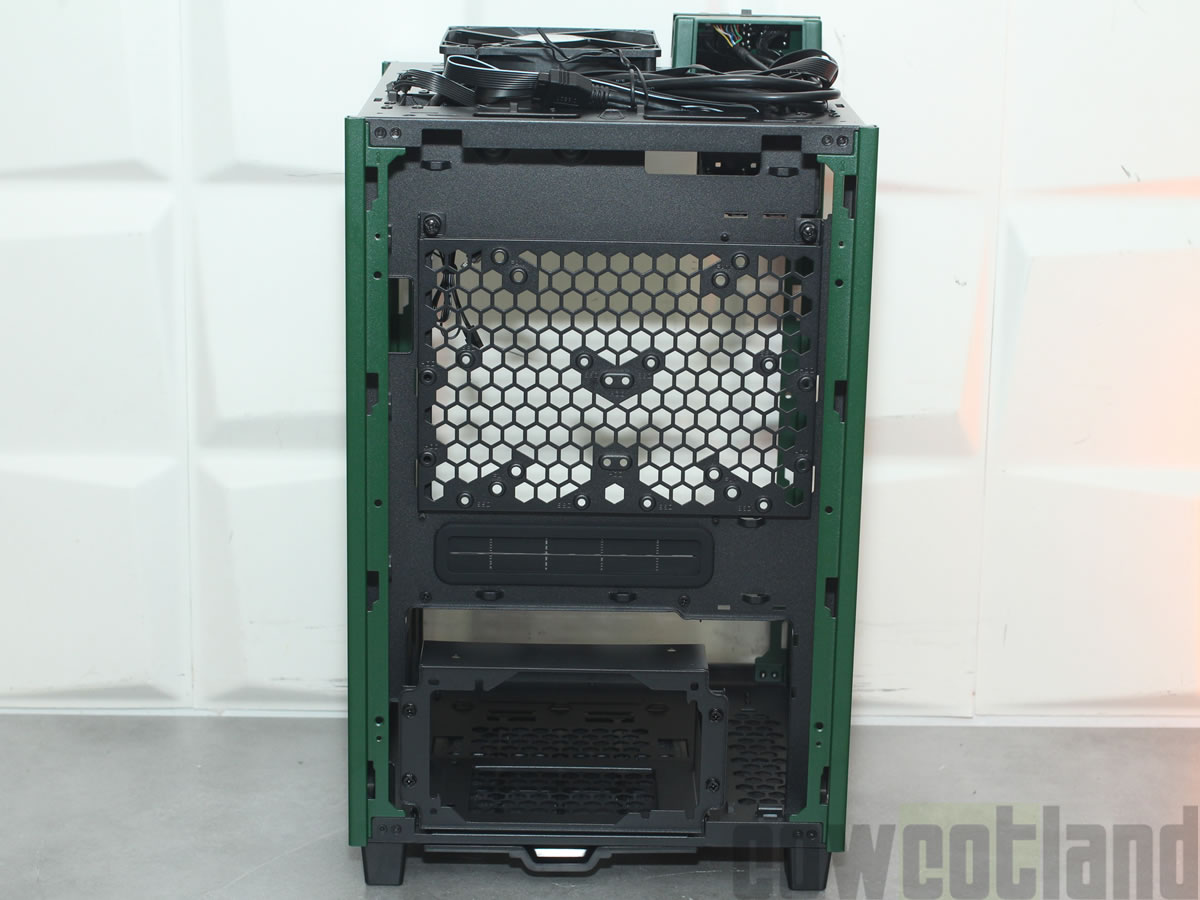 Image 46585, galerie Test boitier Thermaltake TOWER 100 RACING GREEN : So British