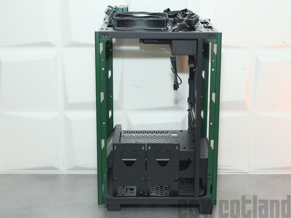 Image 46591, galerie Test boitier Thermaltake TOWER 100 RACING GREEN : So British