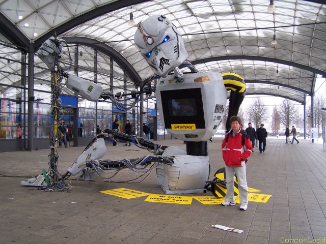 L'entrée Du Cebit Avec Le Stand Greenpeace :) Un grand robot posté à l'entrée pour dénoncer la polution occasionnée par les déchets informatiques.