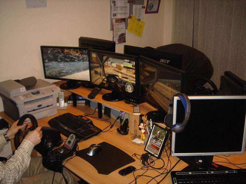 Ma Config "jeux" En Aot  2010 Lors d'une ptite LAN  la maison  5...Ca en fait des crans dans mon petit bureau!<br />
Vive la note d'lectricit cette anne!  ;o))
