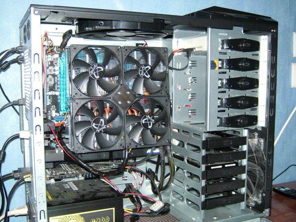 Scyte Susanoo scyte susanoo dans boitier cooler master HAF 922 <br />
je precise a vous dire que la porte lat�rale ferme avec le ventilateur de 20cm sur la porte
