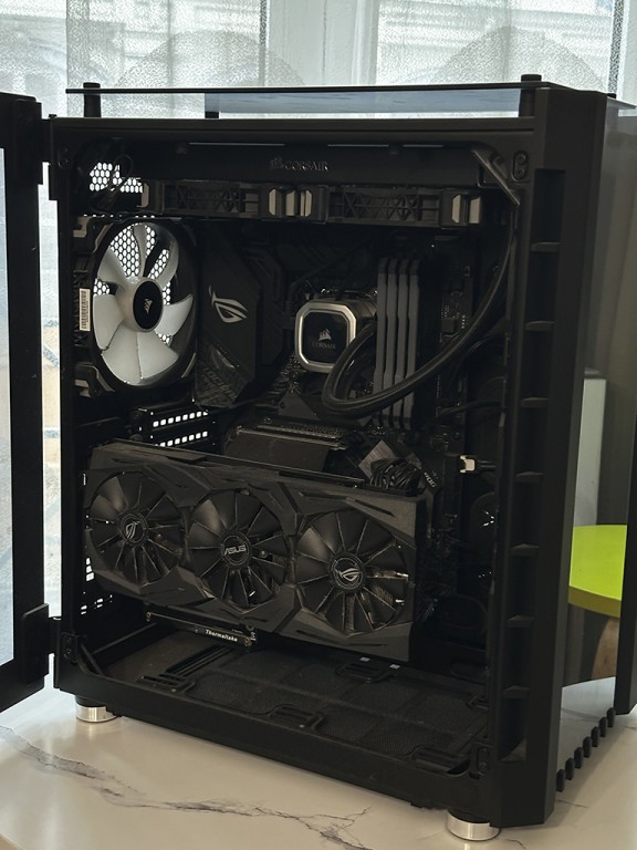 Boitier Corsair 680x Boitier Corsair 680X ouvert, RTX2070 apparente