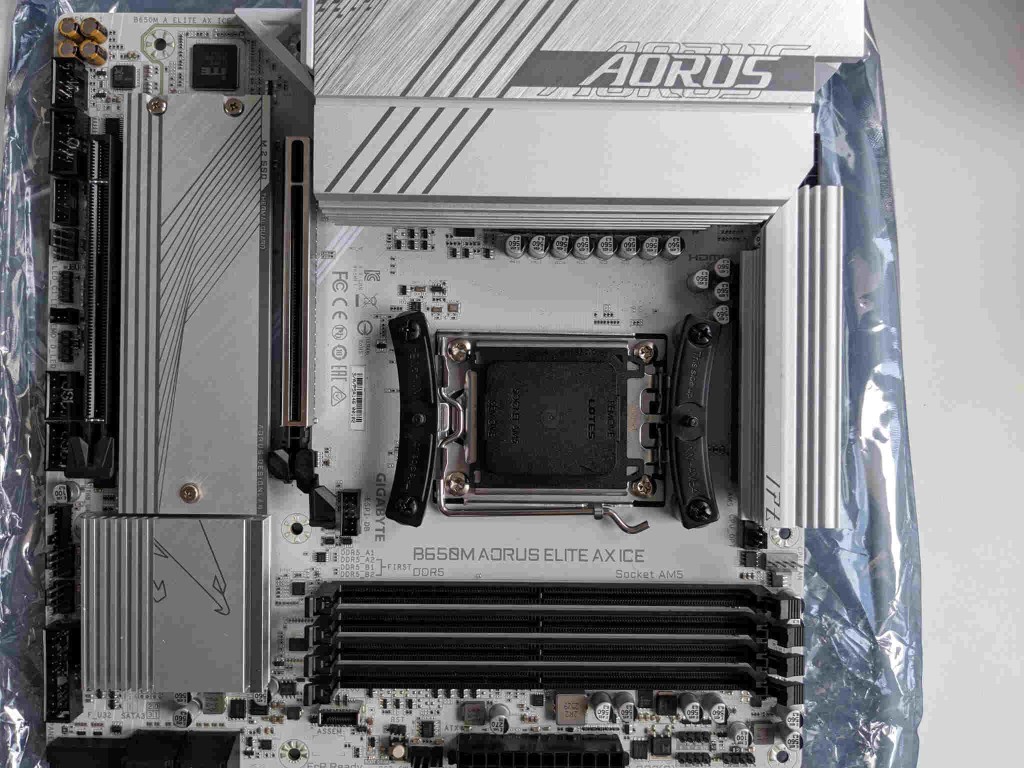 B650m Aorus Elite Ax Ice + Fixation Nh-d15 CM B650M Aorus Elite AX Ice avec les fixations du Noctua NH-D15.