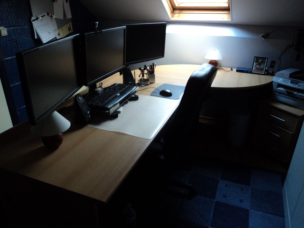 Mon Bureau En 2012: Mon 2ime pied "maison" pour 3 crans est termin et en place!<br />
Ici en version travail ou fps, fauteuil de bureau...