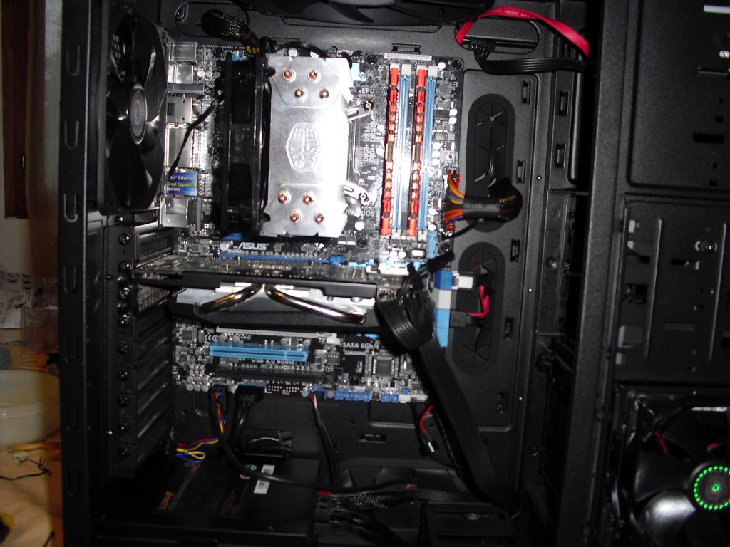 Pc Perso Voici une photo de la b�te ^^, a noter que le refroidissement est maintenant un h80, et que les c�bles PCI-E sont passer de mani�re plus esth�tique.