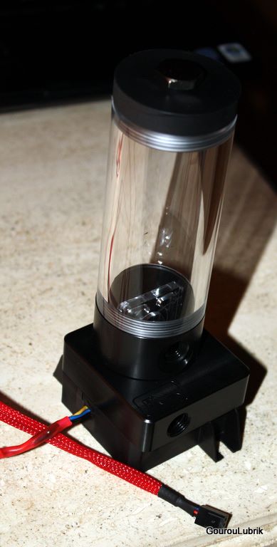Swiftech Mcp 355 + Ekwb X-res 140 + Recablage � La Kurde =d Voila, je viens de traumatiser ma pompe toute neuve en la recablant avec une rallonge phobya, un fer � souder + �tain, gaine thermo, scotch d'electricien, et son top x-res qu'il est beau :)