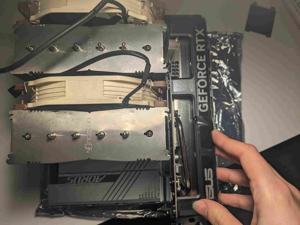 Nh-d15 + Asus Dual Rtx 4060 Sur B650m Aorus Elite Ax Ice - Large Vue large du ventirad Noctua NH-D15 et de la CG ASUS Dual RTX 4060 sur la CM B650M Aorus Elite AX Ice.