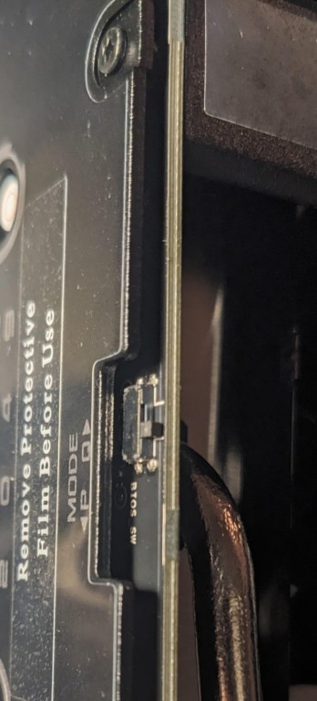 Tranche Pcb Asus Dual Rtx 4060 8gb Vu de la tranche du PCB + de la blackplate de la CG Asus Dual RTX 4060 8 GB.